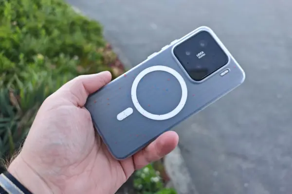 Trojice stylových krytů z AliExpressu pro Xiaomi 15