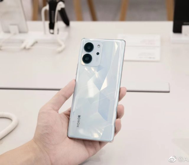 HONOR 80 SE - zdroje: Weibo
