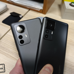 Xiaomi 12 Pro (vlevo) a Xiaomi 12T Pro (vpravo)