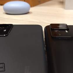 Xiaomi 12 Pro (vlevo) a Xiaomi 12T Pro (vpravo)