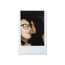 Fotka pořízena s Instax Mini 12 a neskenovaná aplikací Instax UP!