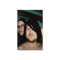 Fotka pořízena s Instax Mini 12 a neskenovaná aplikací Instax UP!