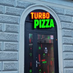 2x digitální zoom, špatné světlo brzy ráno