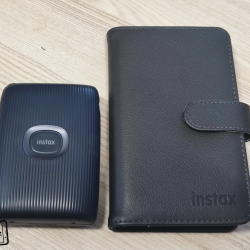 Porovnání velikosti fotoalba s fototiskárnou Instax Mini Link 2