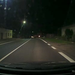 Ve tmě se světlem okolních lamp