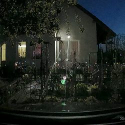 Ve tmě se zapnutým světlem na domě