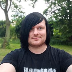 Vyfoceno portrétním režimem s rozostřeným pozadím