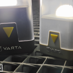 Ambiance Lantern L30RH (vlevo), nižší model Outdoor Ambiance Lantern L10 (vpravo)