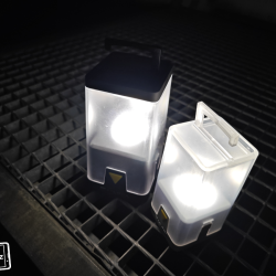 Ambiance Lantern L30RH (vlevo), nižší model Outdoor Ambiance Lantern L10 (vpravo)