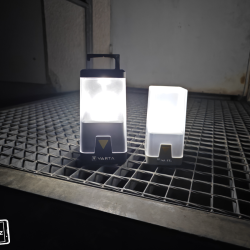 Ambiance Lantern L30RH (vlevo), nižší model Outdoor Ambiance Lantern L10 (vpravo)