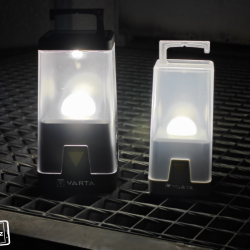 Ambiance Lantern L30RH (vlevo), nižší model Outdoor Ambiance Lantern L10 (vpravo)