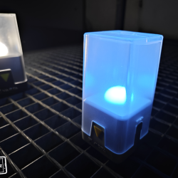 Ambiance Lantern L30RH (vlevo), nižší model Outdoor Ambiance Lantern L10 (vpravo)