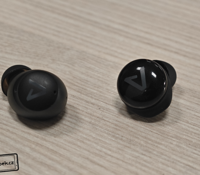 Krabička vlevo je dražšího modelu LAMAX Dots3 ANC a krabička vpravo patří levnějšímu modelu LAMAX Dots3