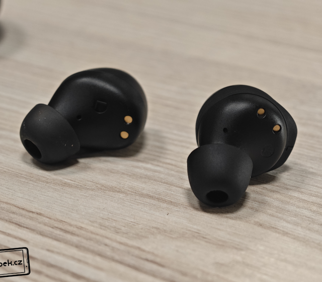 Krabička vlevo je dražšího modelu LAMAX Dots3 ANC a krabička vpravo patří levnějšímu modelu LAMAX Dots3