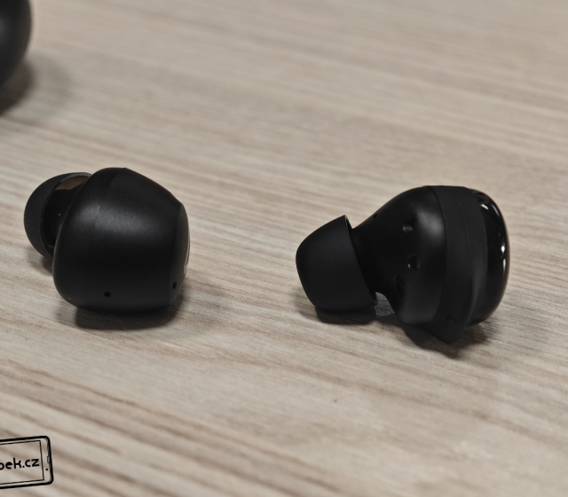 Krabička vlevo je dražšího modelu LAMAX Dots3 ANC a krabička vpravo patří levnějšímu modelu LAMAX Dots3