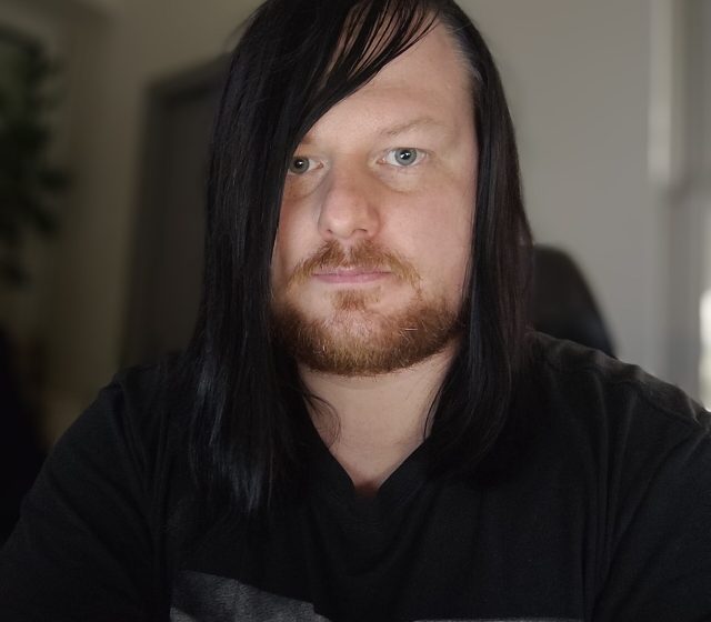 Špatné světlo, portrétní režim s rozostřeným pozadím