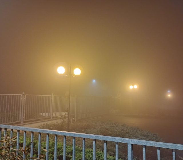 Velmi špatné světelné podmínky v mlze, noční režim