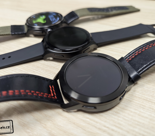Úplě vpravo jsou Xiaomi Watch S3, druhé jsou Xiaomi Watch 2 a úplně vlevo jsou Xiaomi Watch 2 Pro