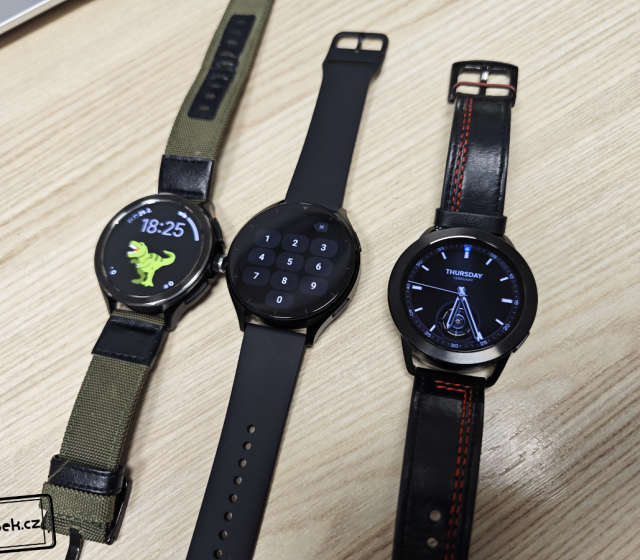Úplě vlevo jsou Xiaomi Watch 2 Pro, druhé jsou Xiaomi Watch 2 a úplně vpravo Xiaomi Watch S3