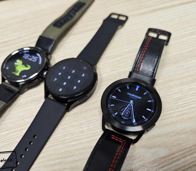 Úplě vlevo jsou Xiaomi Watch 2 Pro, druhé jsou Xiaomi Watch 2 a úplně vpravo Xiaomi Watch S3
