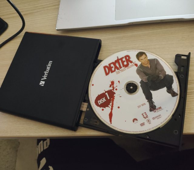 Hlavní fotoaparát, špatné světelné podmínky bez nočního režimu, automatika