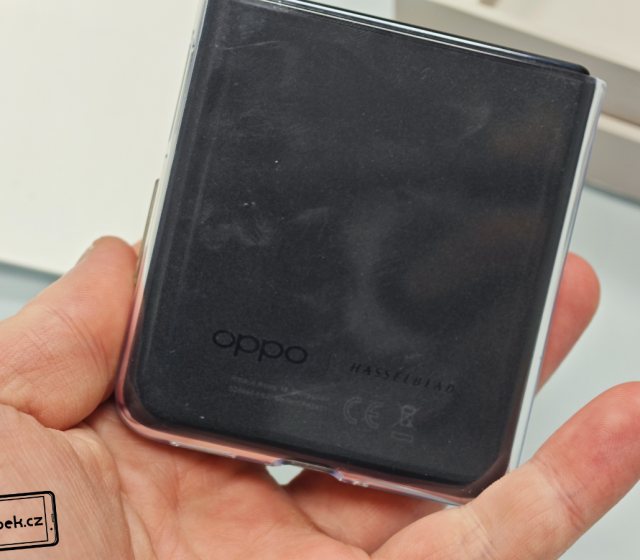 Mobil s plastovým krytem