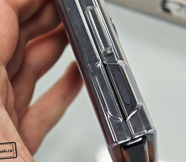 Mobil s plastovým krytem