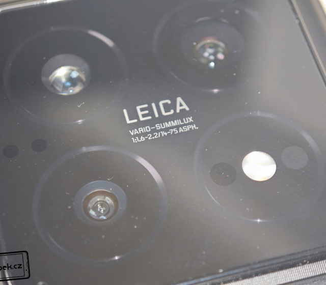 Modul zadních fotoaparátů s LED bleskem a potřebnými senzory. Mezi nimi je právě i infraport