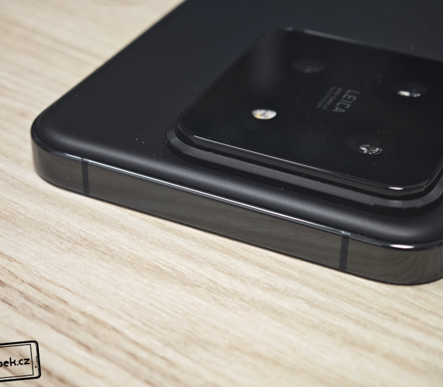 Prázdná horní část mobilu