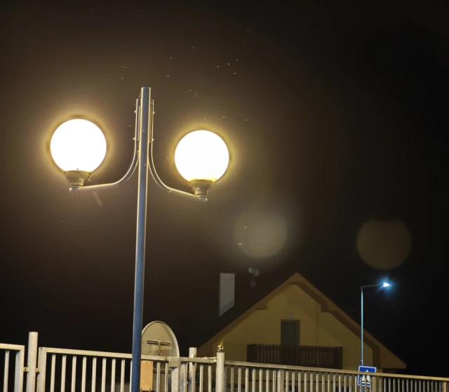 3,2x teleobjektiv, aplikace od výrobce, noční režim