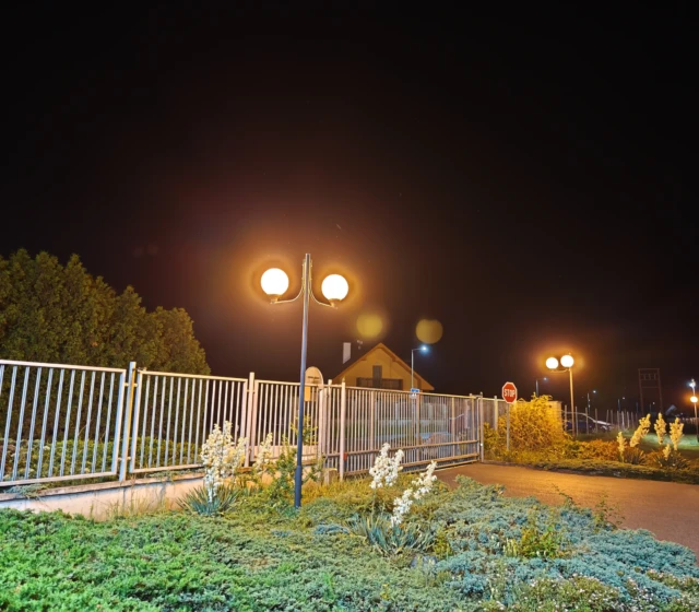 Hlavní fotoaparát, aplikace od výrobce, noční režim