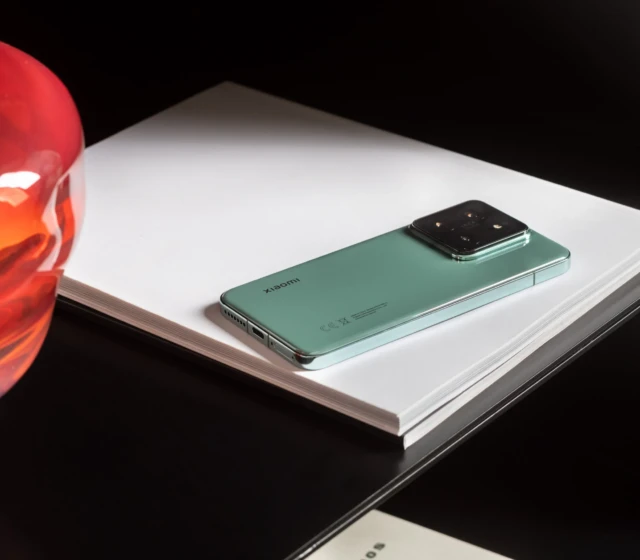 Xiaomi X Jungvirt – vila Époque. Červená váza Trdlík, František Jungvirt. Foto Anna Pleslová