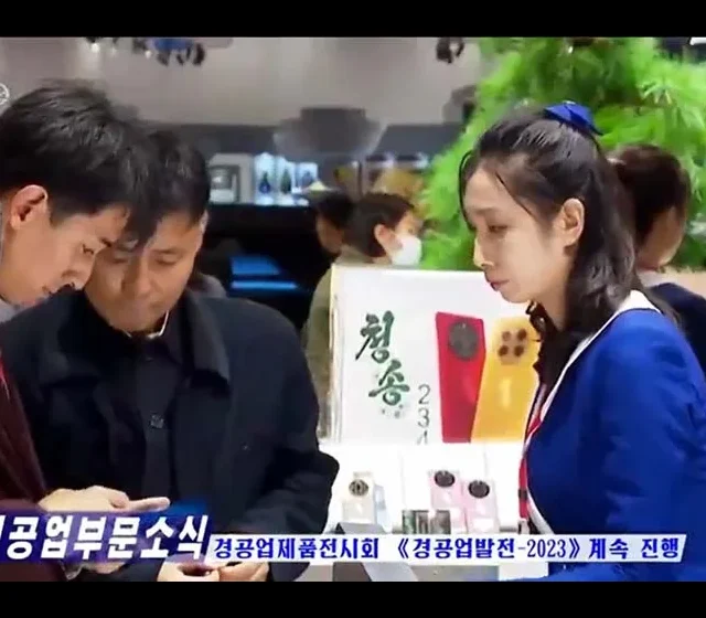 Telefon Chongsong 234 (청송234) byl vystaven na veletrhu Light Industry Development Show
v Pchjongjangu v říjnu 2023. Velmi připomíná mobil Huawei Mate 50 Pro z roku 2022. - Zdroj: DailyNK