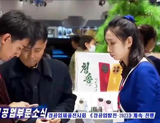 Telefon Chongsong 234 (청송234) byl vystaven na veletrhu Light Industry Development Show
v Pchjongjangu v říjnu 2023. Velmi připomíná mobil Huawei Mate 50 Pro z roku 2022. - Zdroj: DailyNK