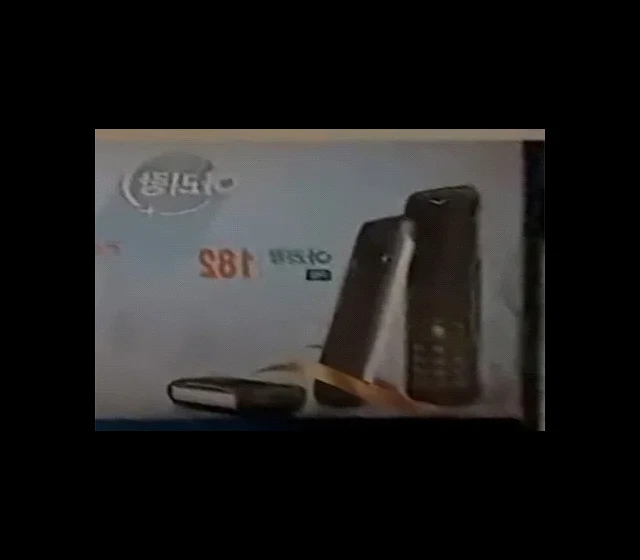 Tlačítkový mobil Arirang 182 spatřen roku 2019. Všimnout si ho lépe můžete na předchozím snímku vpravo