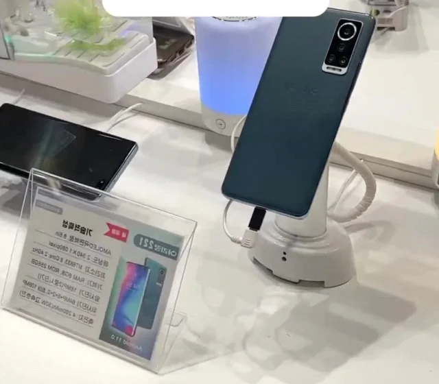 Arirang 221 spatřen v roce 2023. Má procesor Mediatek MP6833, 6,6palcový OLED displej, 8 GB RAM, 256 GB úložiště a 64 MPx hlavní fotoaparát