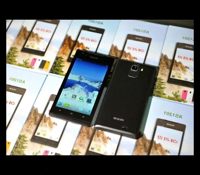 Arirang AS1201 z roku 2013 - měl 4,3palcový IPS displej, 1 GHz procesor MediaTek a 8 MPx fotoaparát