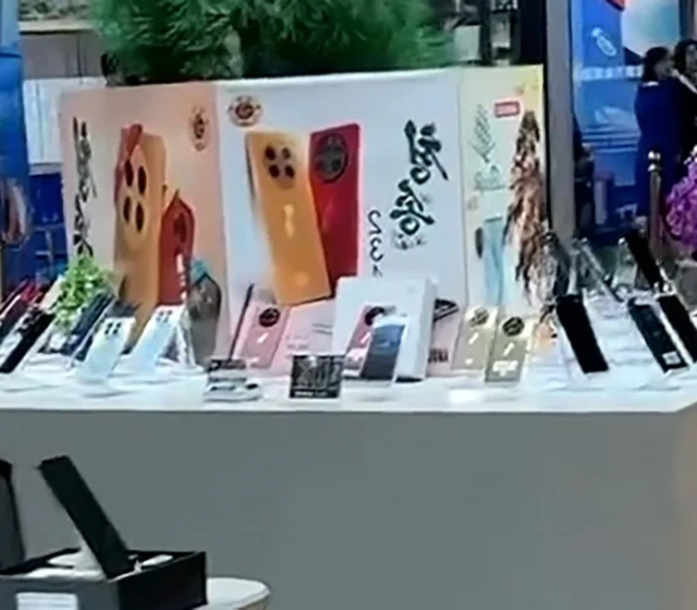 Telefon Chongsong 234 (청송234) byl vystaven na veletrhu Light Industry Development Show
v Pchjongjangu v říjnu 2023. Velmi připomíná mobil Huawei Mate 50 Pro z roku 2022.