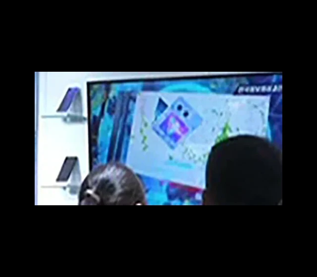 První skládací mobil spatřen v KLDR - Zdroj: Martyn Williams