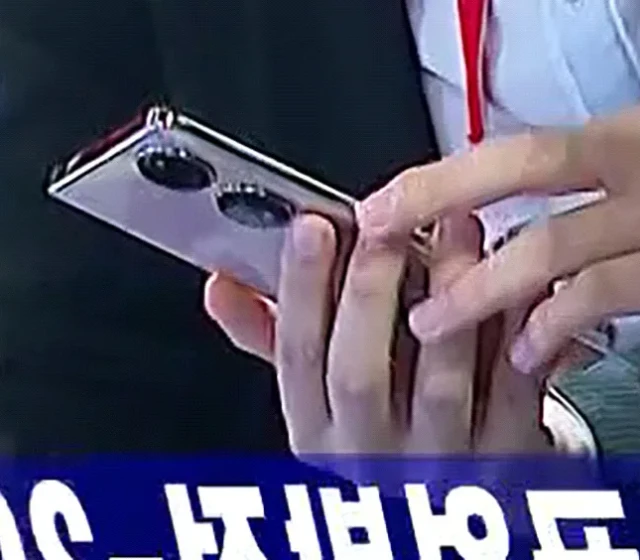 Hwawon 301 spatřen v televizi roku 2023. Opravdu hodně připomíná mobil Honor X7b