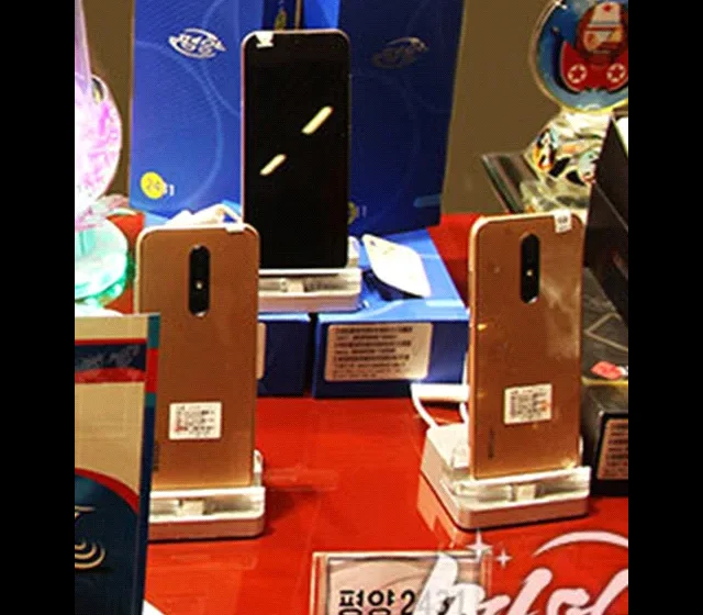 Pyongyang 2431 byl spatřen v roce 2023. je velká škoda, že není k dispozici detailnější snímek, protože mi záda připomínají některé novodobější mobily značky Nokia s Androidem od HMD Global.