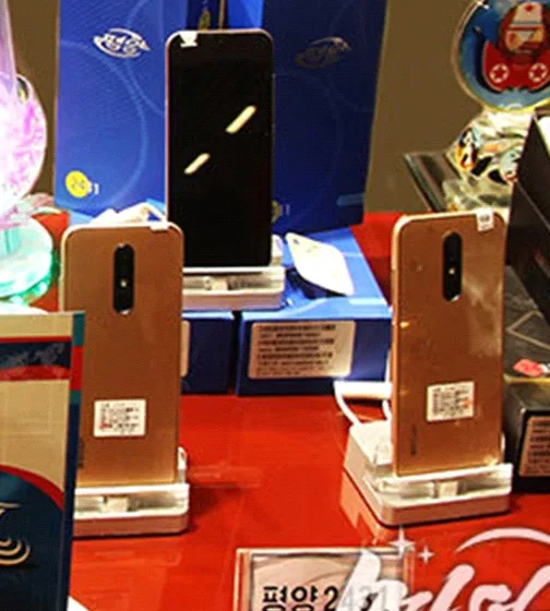 Pyongyang 2431 byl spatřen v roce 2023. je velká škoda, že není k dispozici detailnější snímek, protože mi záda připomínají některé novodobější mobily značky Nokia s Androidem od HMD Global.