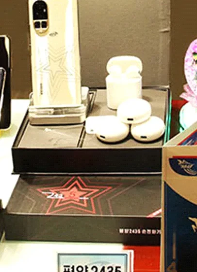 Pyongyang 2435 spatřen v roce 2023. Design dost připomíná mobily značky Oppo.