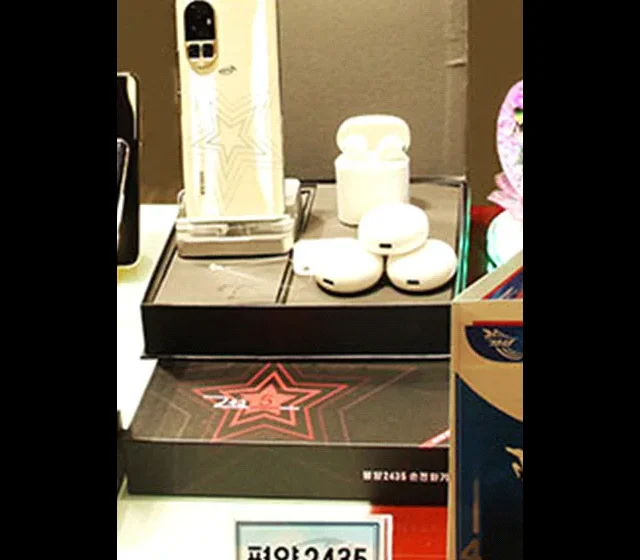 Pyongyang 2435 spatřen v roce 2023. Design dost připomíná mobily značky Oppo.