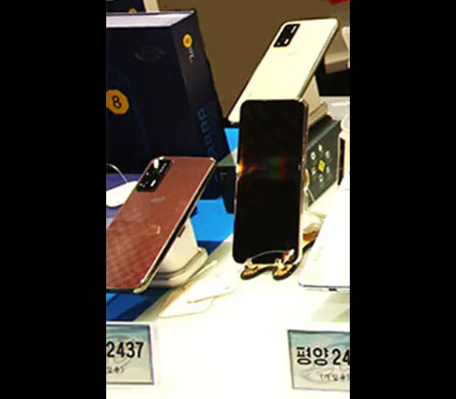 Pyongyang 2437 spatřen v roce 2023. Modul fotoaparátů mi připomíná Huawei P40 Pro.