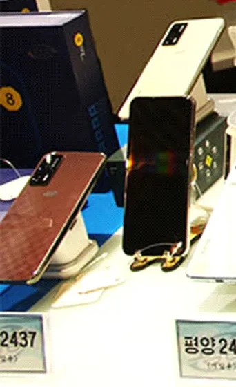 Pyongyang 2437 spatřen v roce 2023. Modul fotoaparátů mi připomíná Huawei P40 Pro.